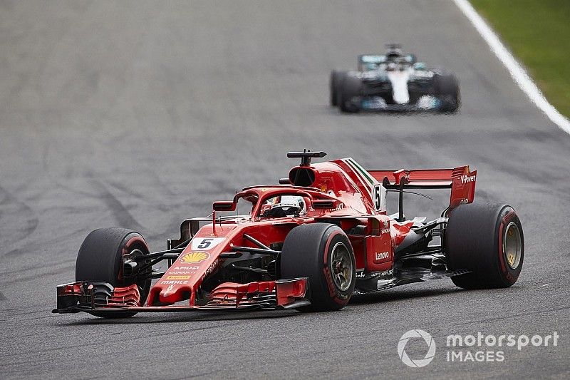 Sebastian Vettel, Ferrari SF71H, voor Lewis Hamilton, Mercedes AMG F1 W09