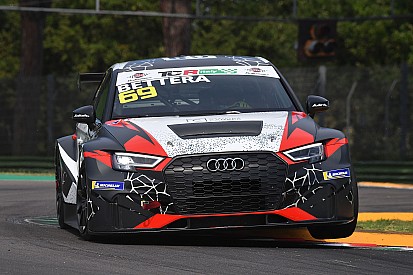Enrico Bettera regola Luigi Ferrara e porta l'Audi RS3 LMS in pole a Imola