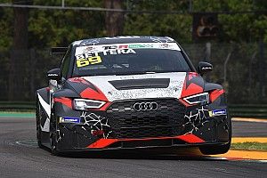 Enrico Bettera regola Luigi Ferrara e porta l'Audi RS3 LMS in pole a Imola