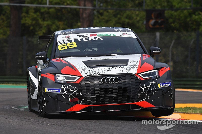 Enrico Bettera regola Luigi Ferrara e porta l'Audi RS3 LMS in pole a Imola