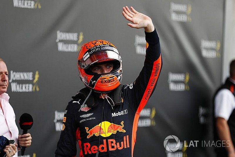 Max Verstappen, Red Bull Racing, festeggia il terzo posto, con il team, nel parco chiuso