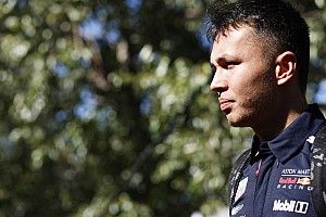 Элбон впервые выиграл гонку виртуальной Ф1