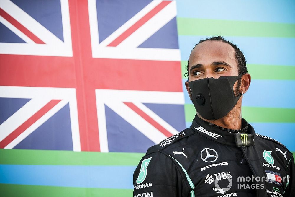 Podyum: Yarış galibi Lewis Hamilton, Mercedes-AMG Petronas F1