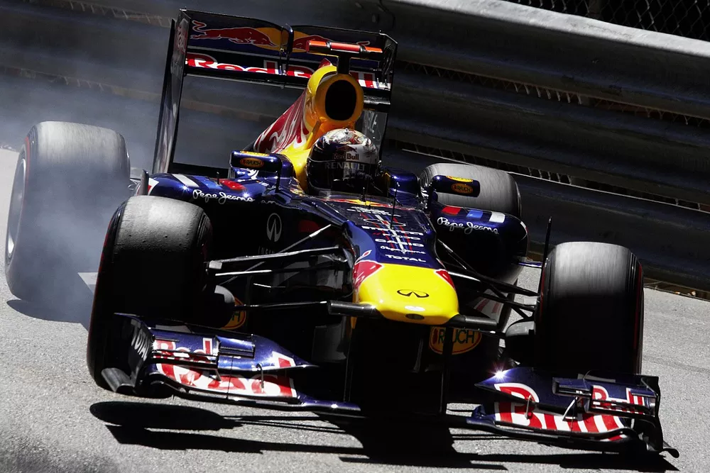 Sebastian Vettel, Red Bull RB7 Renault, bloque ses roues
