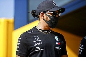 Hamilton egy igen komoly céges Mercedesszel jelent meg Silverstone-ban