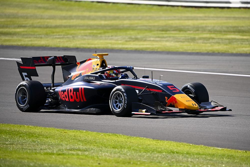 Протеже Red Bull вырвал победу у лидера Формулы 3 в Сильверстоуне