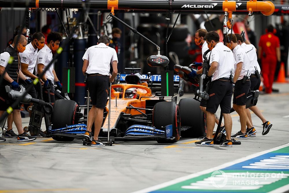 Sainz y McLaren, preocupados y con dudas tras el viernes de Hungría