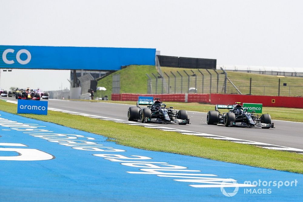 Lewis Hamilton, Mercedes F1 W11 and Valtteri Bottas, Mercedes F1 W11 battle at the start of the race