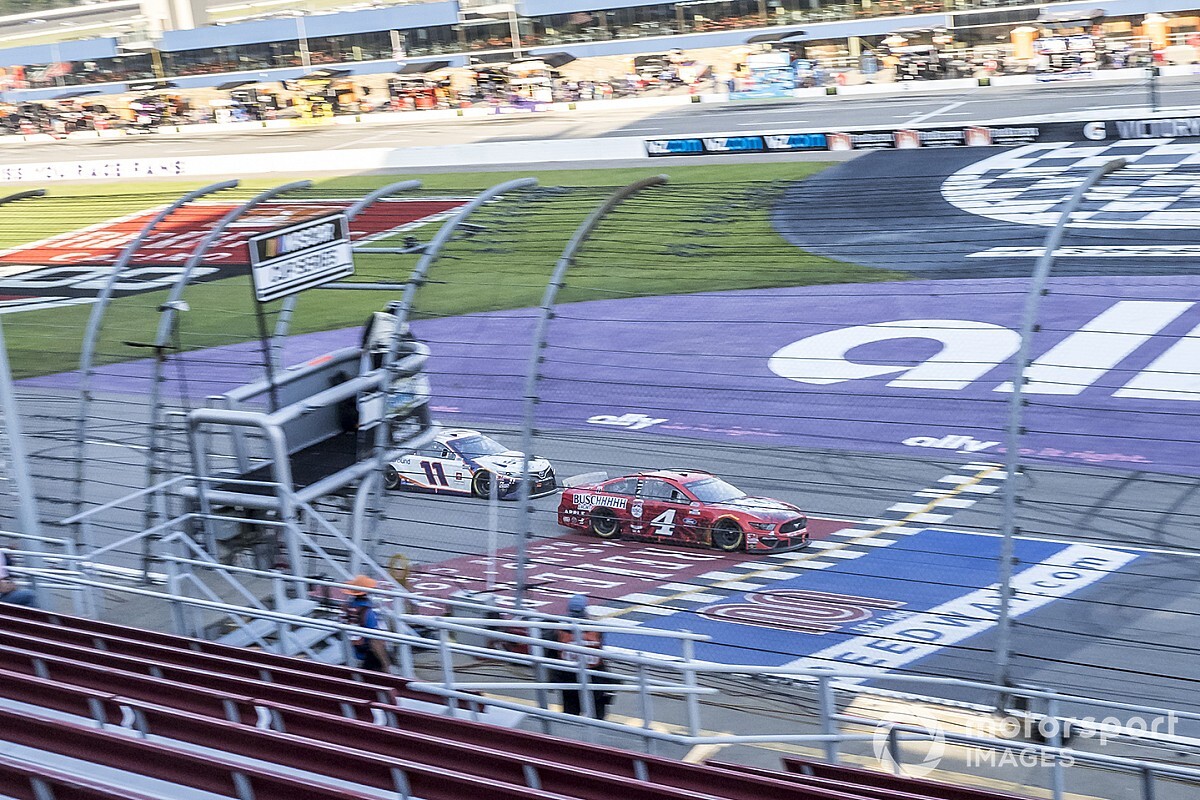 Harvick remonta y derrota a Hamlin en segunda en Michigan