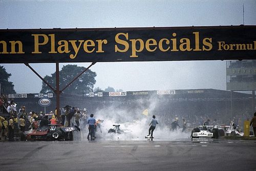 La intrahistoria del brutal accidente m&uacute;ltiple de Silverstone 73