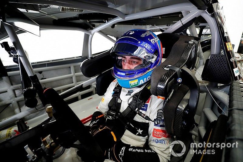 Alonso "très loin" de faire un bon tour de NASCAR à Bahreïn