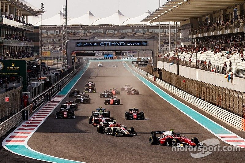 Antonio Fuoco, Charouz Racing System, lidera Roberto Merhi, Campos Racing y el resto del campo al inicio de la carrera.