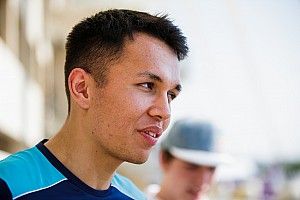 Pisah dengan Nissan, Albon berpeluang ke Toro Rosso