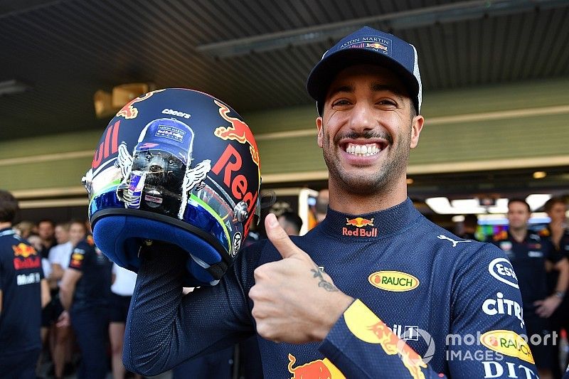 Daniel Ricciardo, Red Bull Racing, con il suo casco