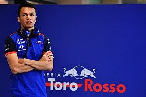 Alexander Albon define número permanente na F1