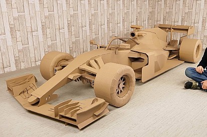 Video: Knutselaar maakt Formule 1-wagen uit karton