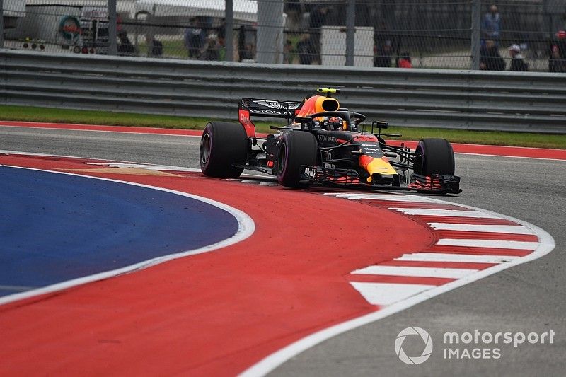 Max Verstappen, Red Bull Racing RB14 runs wide 