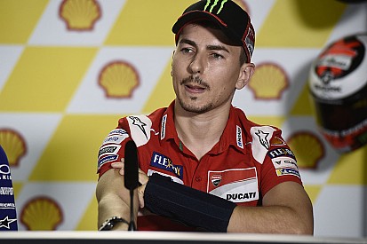 Lorenzo passa por cirurgia no pé direito
