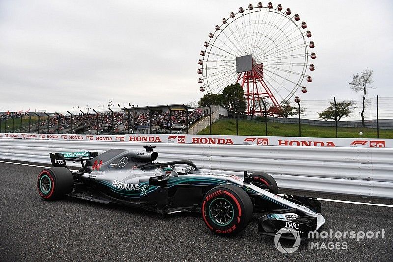 Hamilton snelste in door regen en wind geplaagde derde training