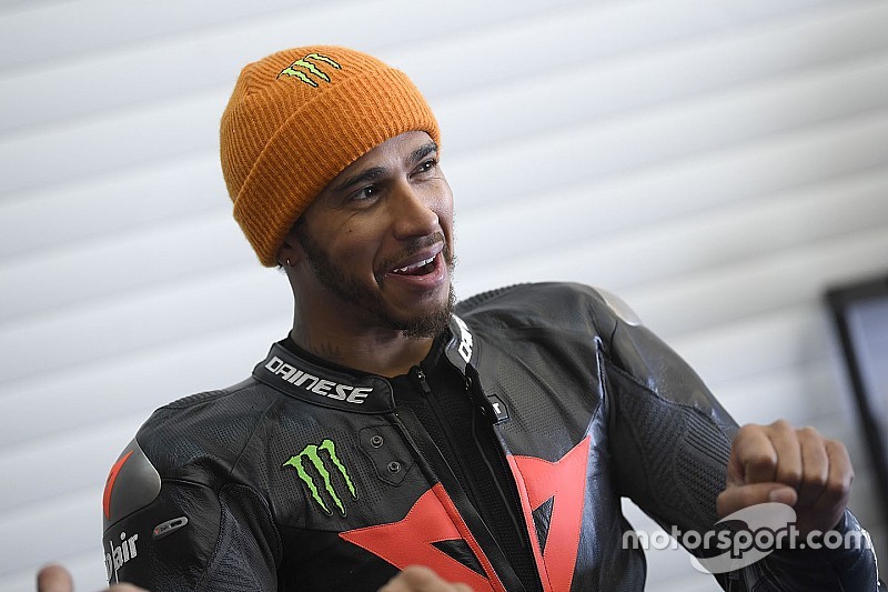Hamilton accetta l'invito di Valentino: "Devo venire al tuo Ranch al più presto!"