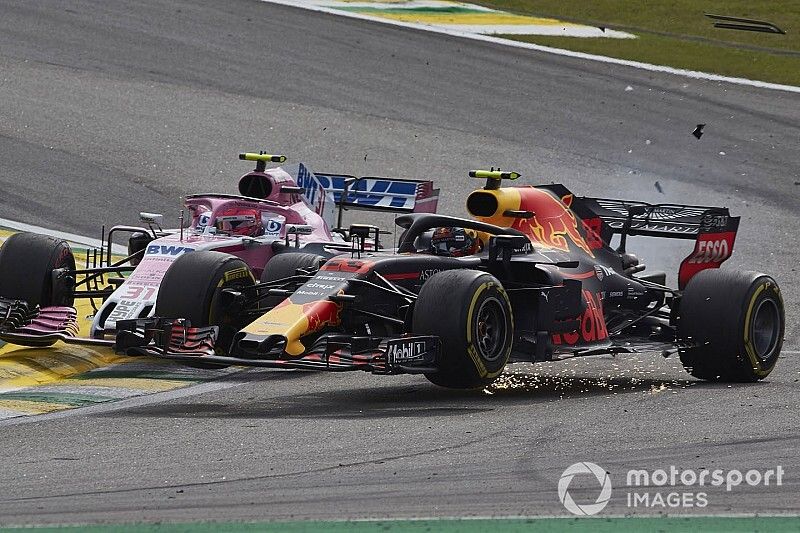 Max Verstappen, Red Bull Racing RB14, en Esteban Ocon, Racing Point Force India VJM11, maken contact