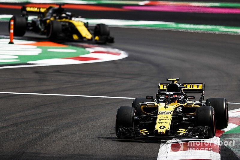 Carlos Sainz Jr., Renault Sport F1 Team R.S. 18, leads Nico Hulkenberg, Renault Sport F1 Team R.S. 18