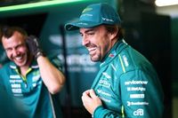 Fernando Alonso explica la foto viral de su funda de m&oacute;vil con Russell