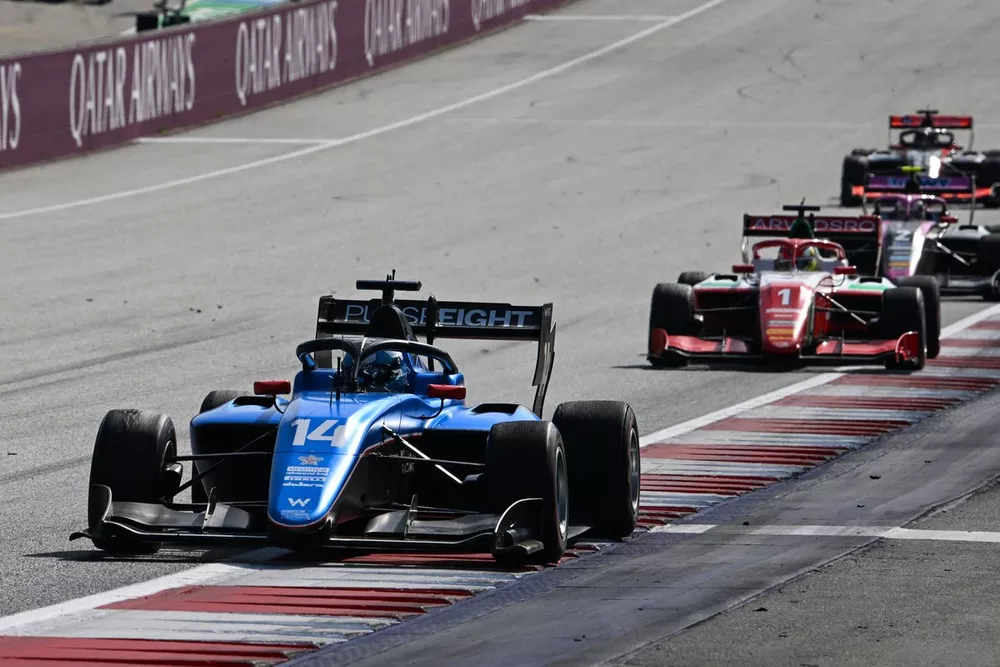 Luke Browning (GBR, Hitech Pulse-Eight), leads Dino Beganovic (SWE, Prema Racing)