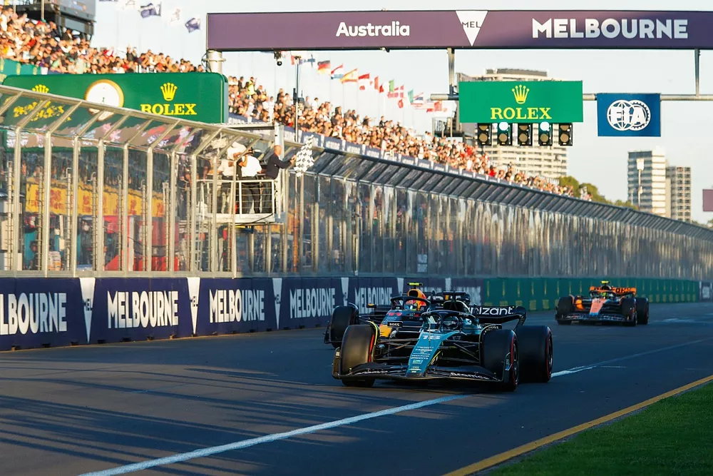Lance Stroll, Aston Martin AMR23, Sergio Perez, Red Bull Racing RB19, Lando Norris, McLaren MCL60, sous le drapeau &agrave; damier