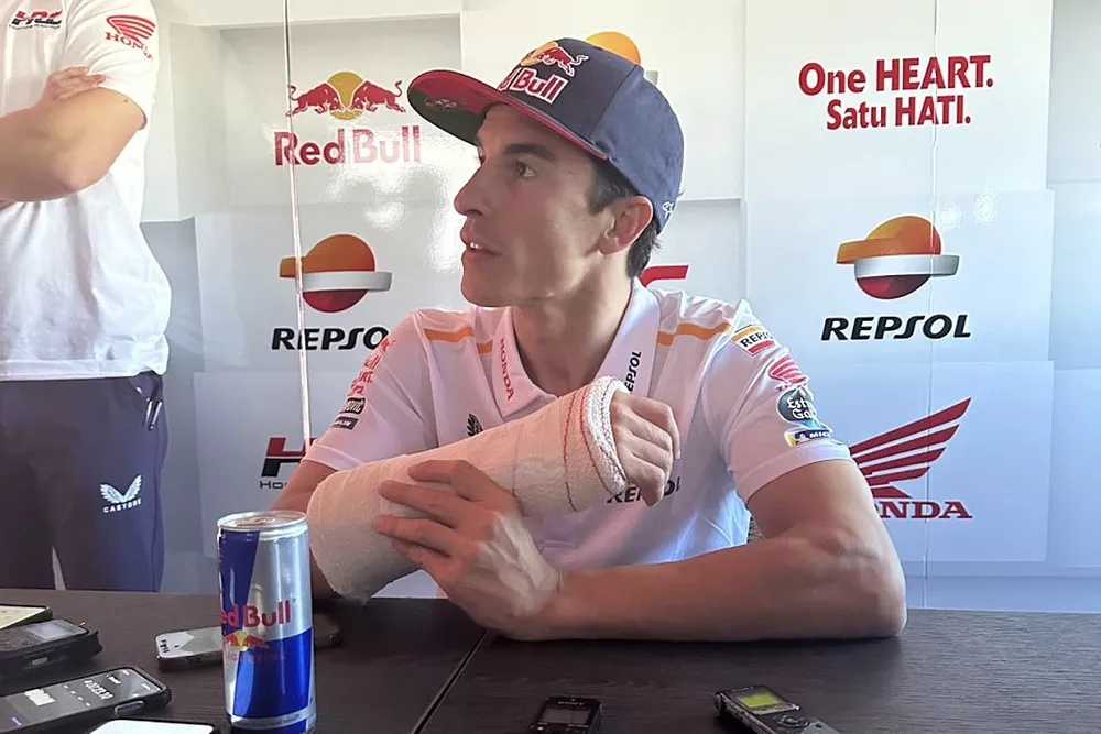 Marc M&aacute;rquez, Respol Honda con un vendaje en su brazo 