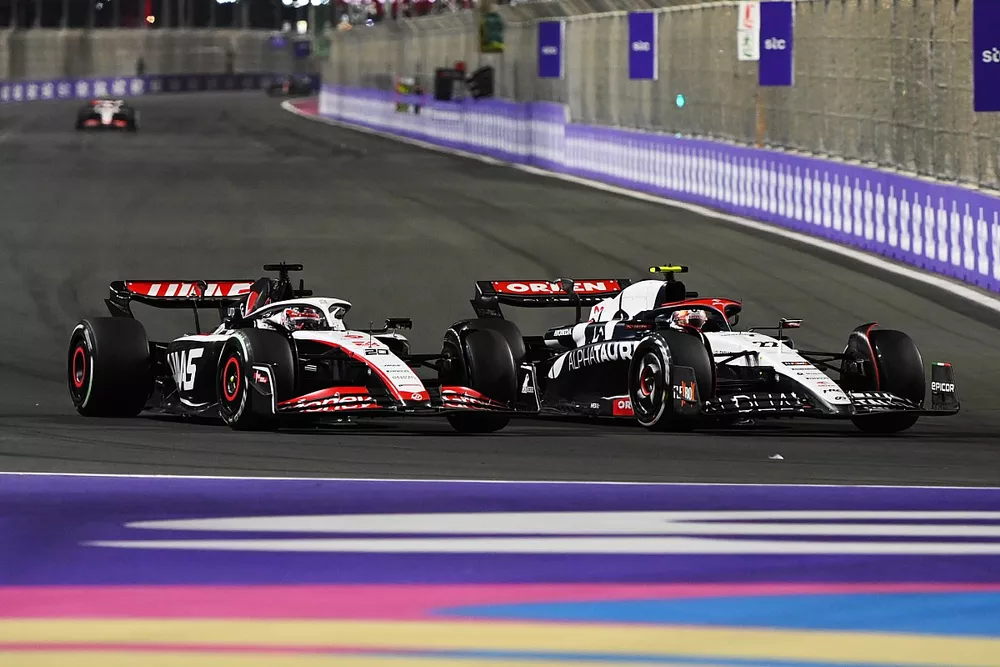 Yuki Tsunoda, AlphaTauri AT04, battles with Kevin Magnussen, Haas VF-23