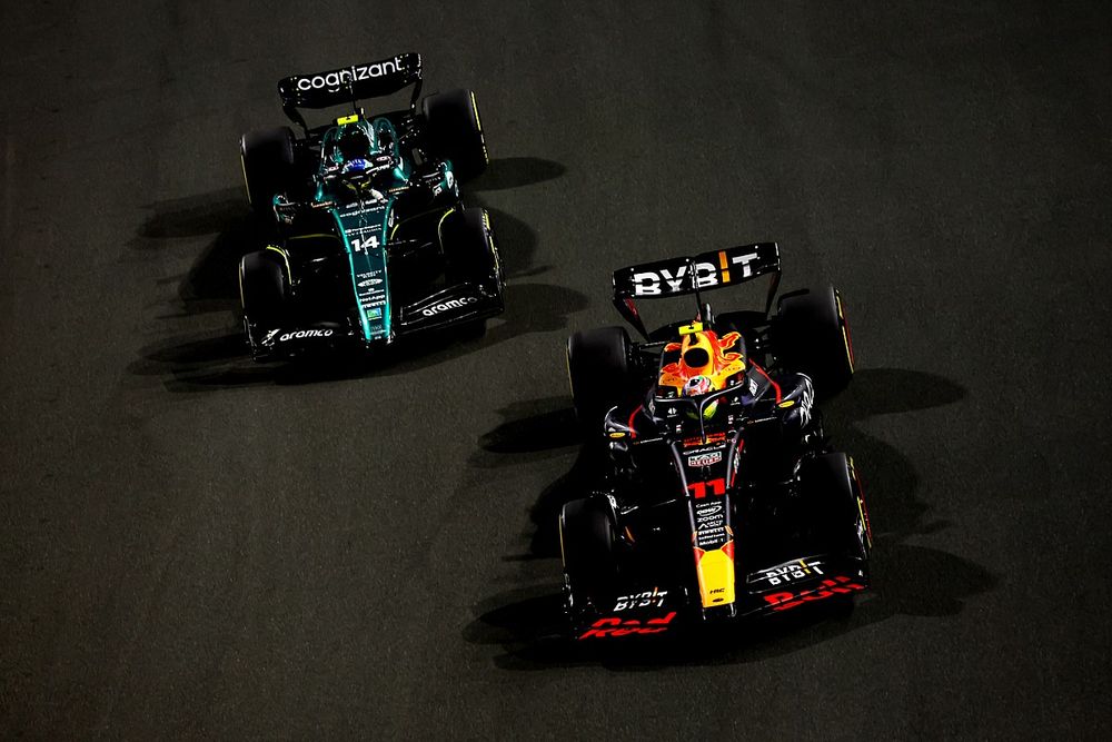 Sergio P&eacute;rez, Red Bull Racing RB19, Fernando Alonso, Aston Martin AMR23