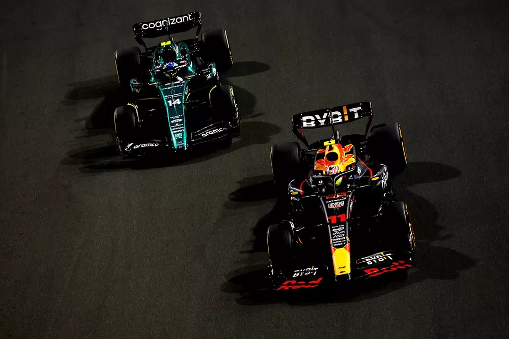 Sergio Perez, Red Bull Racing RB19, Fernando Alonso, Aston Martin AMR23