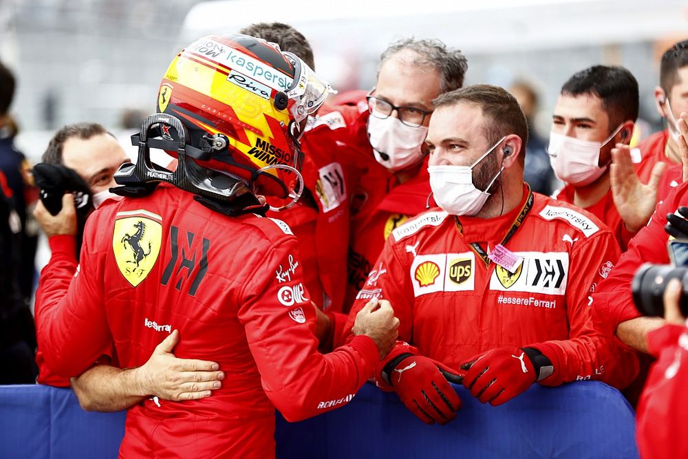 Carlos Sainz Jr., Ferrari, 3rd position, celebrates with his team in Parc Ferme