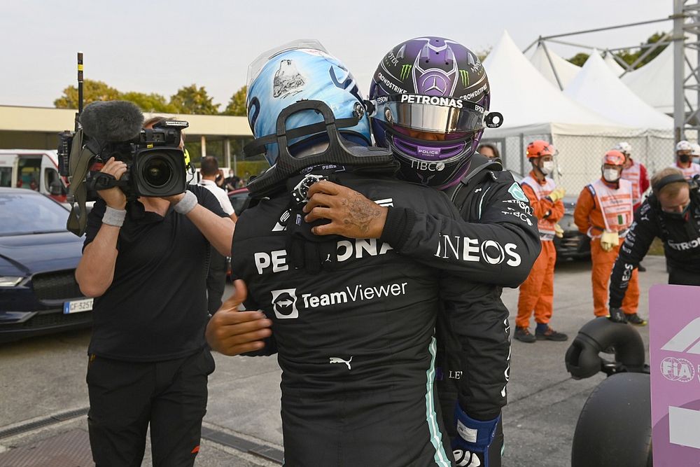 Hamilton: "Es genial que Bottas vaya tan bien pese a las noticias"