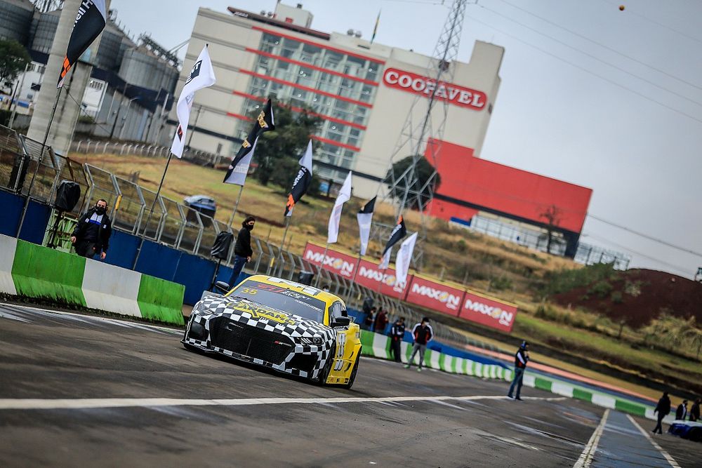 Mais jovem da GT Sprint Race, Aizza celebra ponta no TL1 em Cascavel