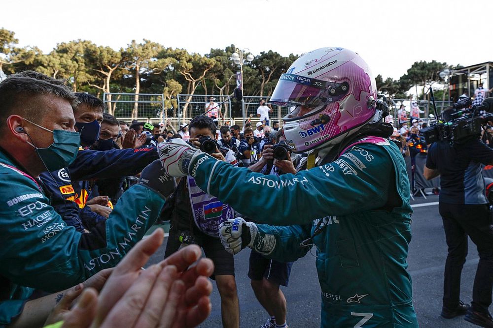 Így ünnepelte Vettel a dobogót az Aston Martin csapatával (videó)