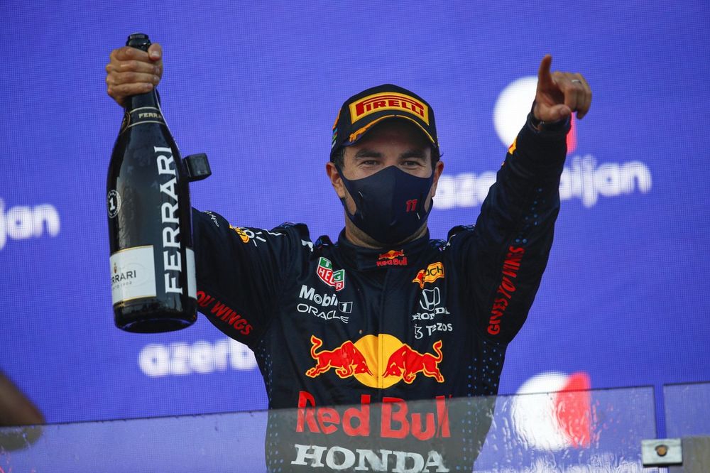 Podio: ganador de la carrera Sergio P&eacute;rez, Red Bull Racing