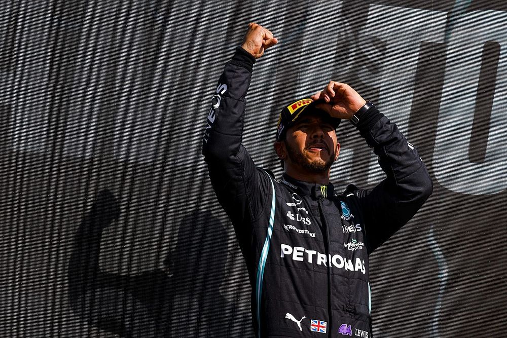 Lewis Hamilton, Mercedes, primo classificato, festeggia sul podio