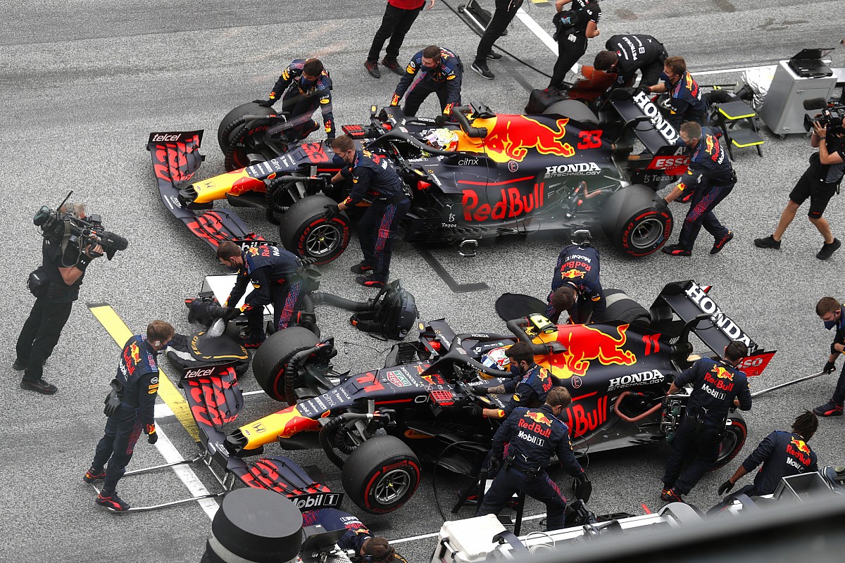 Horner: "Red Bull non sta sacrificando il 2022 per vincere ora"
