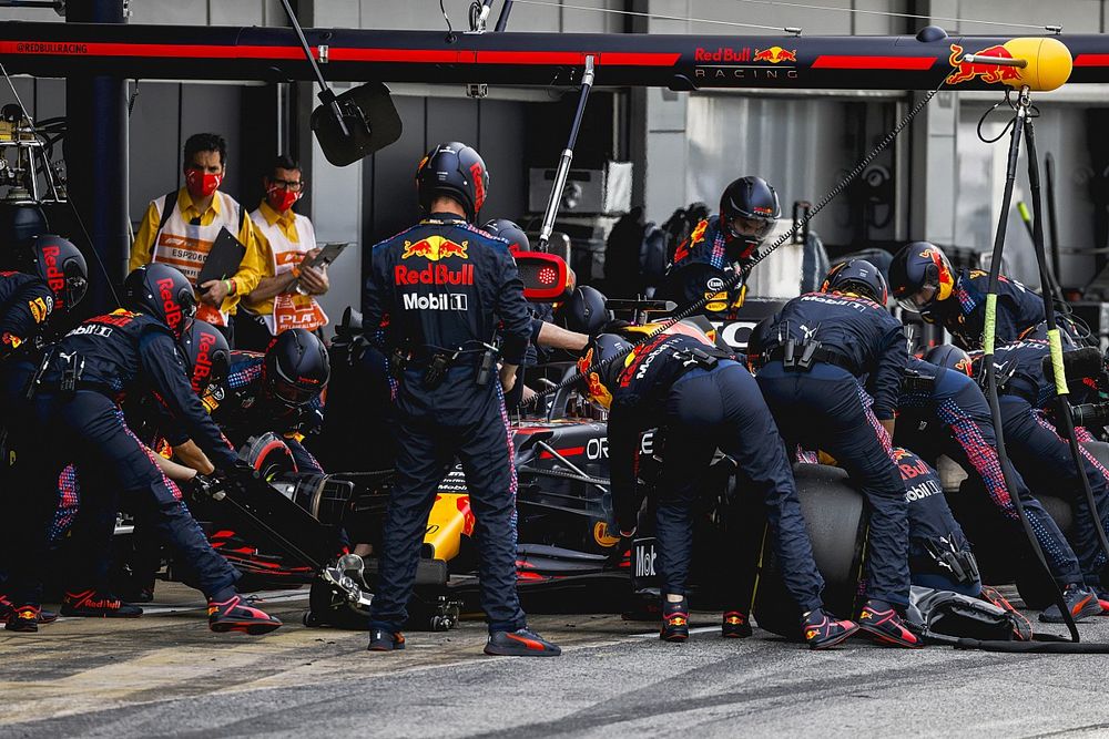 Max Verstappen, Red Bull Racing RB16B, in the pits