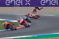 Vídeo: durísima caída de Marc Márquez en el FP2 de Assen