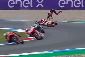 Vídeo: durísima caída de Marc Márquez en el FP2 de Assen