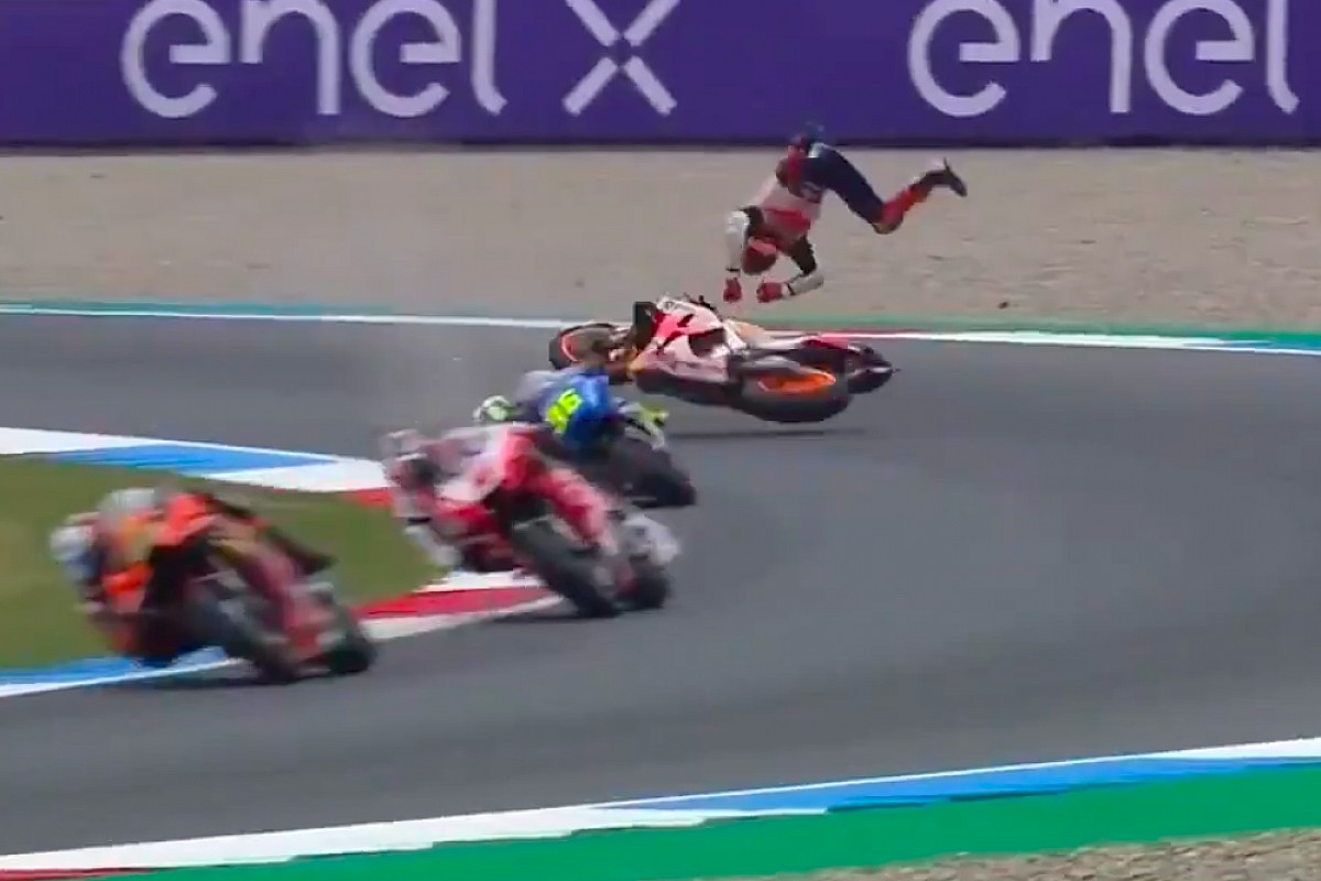 Vídeo: durísima caída de Marc Márquez en el FP2 de Assen