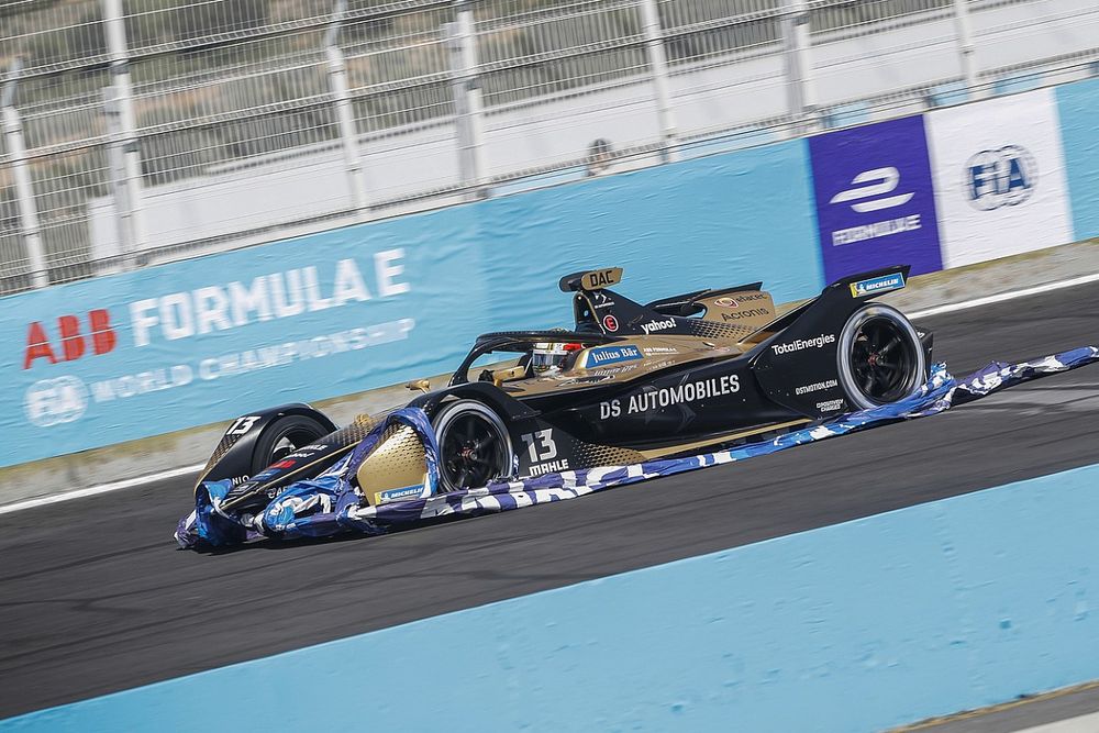 Antonio Felix da Costa, DS Techeetah, DS E-Tense FE21, with a trackside banner wrapped around his car