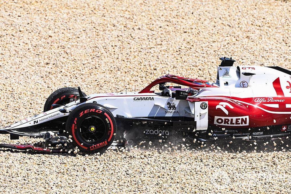 Kimi Raikkonen, Alfa Romeo Racing C41, in the gravel