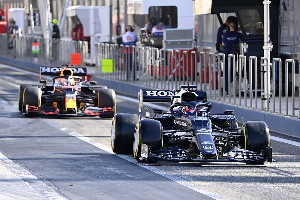 Yuki Tsunoda, AlphaTauri AT02 in front of Max Verstappen, Red Bull Racing RB16B 