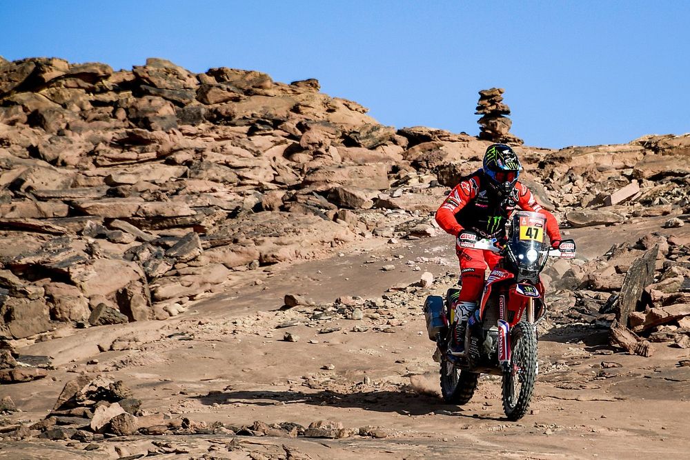 Nagyott bukott egy motoros a Dakar-ralin, mentővel vitték kórházba