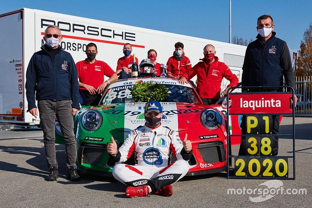 Simone Iaquinta del Ghinzani Arco Motorsport festeggia con il suo Team il titolo della Porsche Carrera Cup Italia Round 11/12