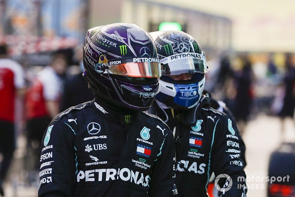 Lewis Hamilton, Mercedes-AMG F1, et Valtteri Bottas, Mercedes-AMG F1, dans le parc fermé après les qualifications